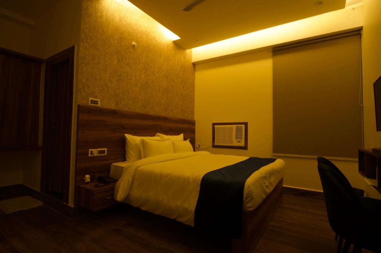 Hotel Dolphin Club à Chinhat Extérieur photo