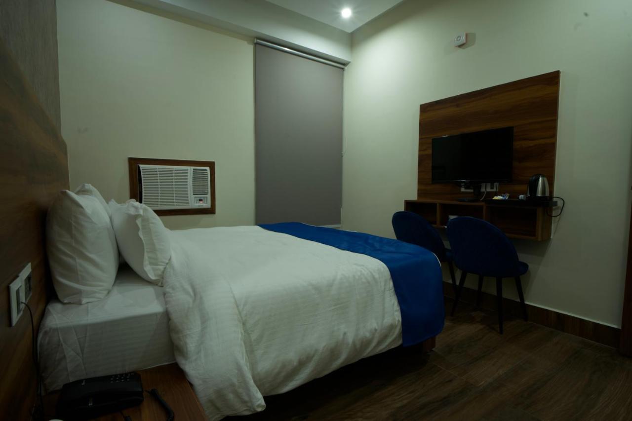 Hotel Dolphin Club à Chinhat Extérieur photo