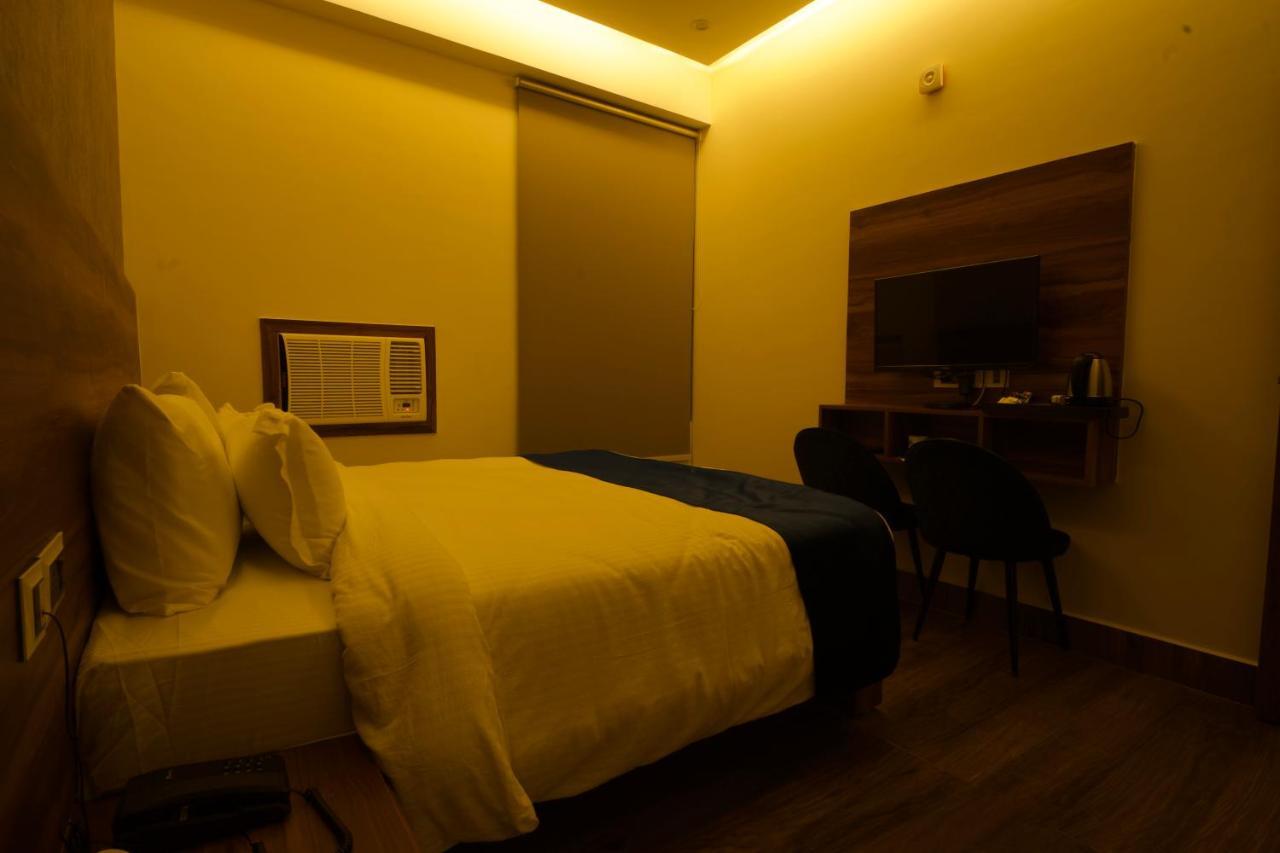 Hotel Dolphin Club à Chinhat Extérieur photo